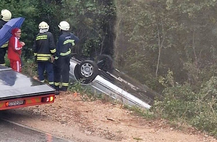 Širokobriješka obilazna cesta: Automobil završio na krovu