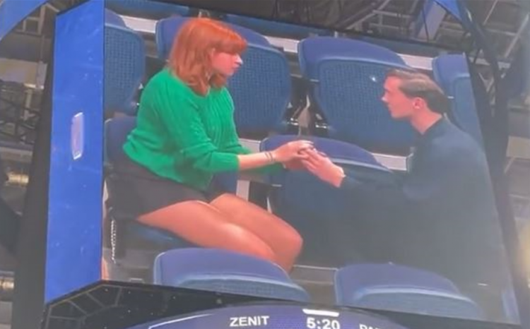 Zaprosio djevojku na košarkaškoj utakmici, umjesto “sudbonosnog da” dobio hladan tuš