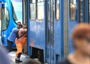 MOŽEMO! U centru Zagreba pokvario se tramvaj, gurali ga i građani
