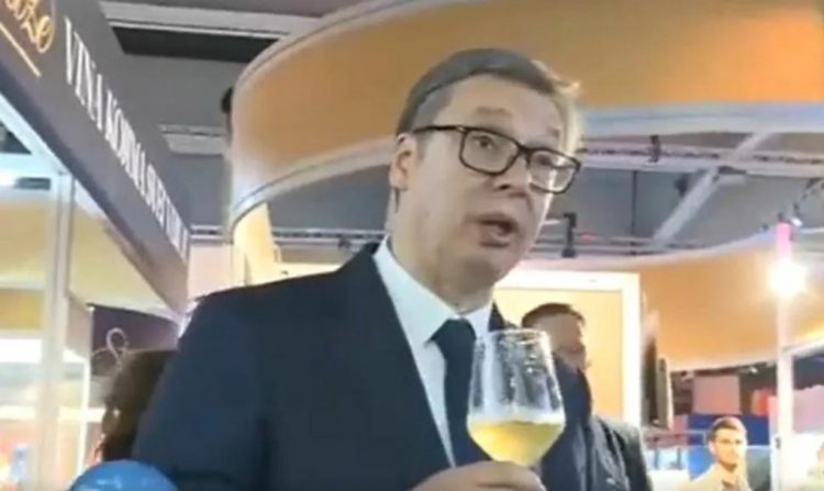 Vučić pio vino na sajmu, savjetnica mu uzimala čašu: ‘Popio sam više od 100 čaša, to meni nije ništa‘
