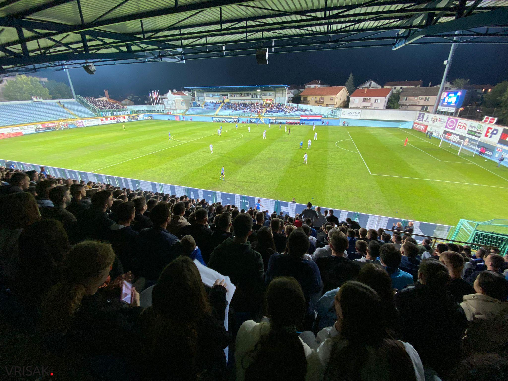 Neviđenom koreografijom otvoren derbi na Pecari
