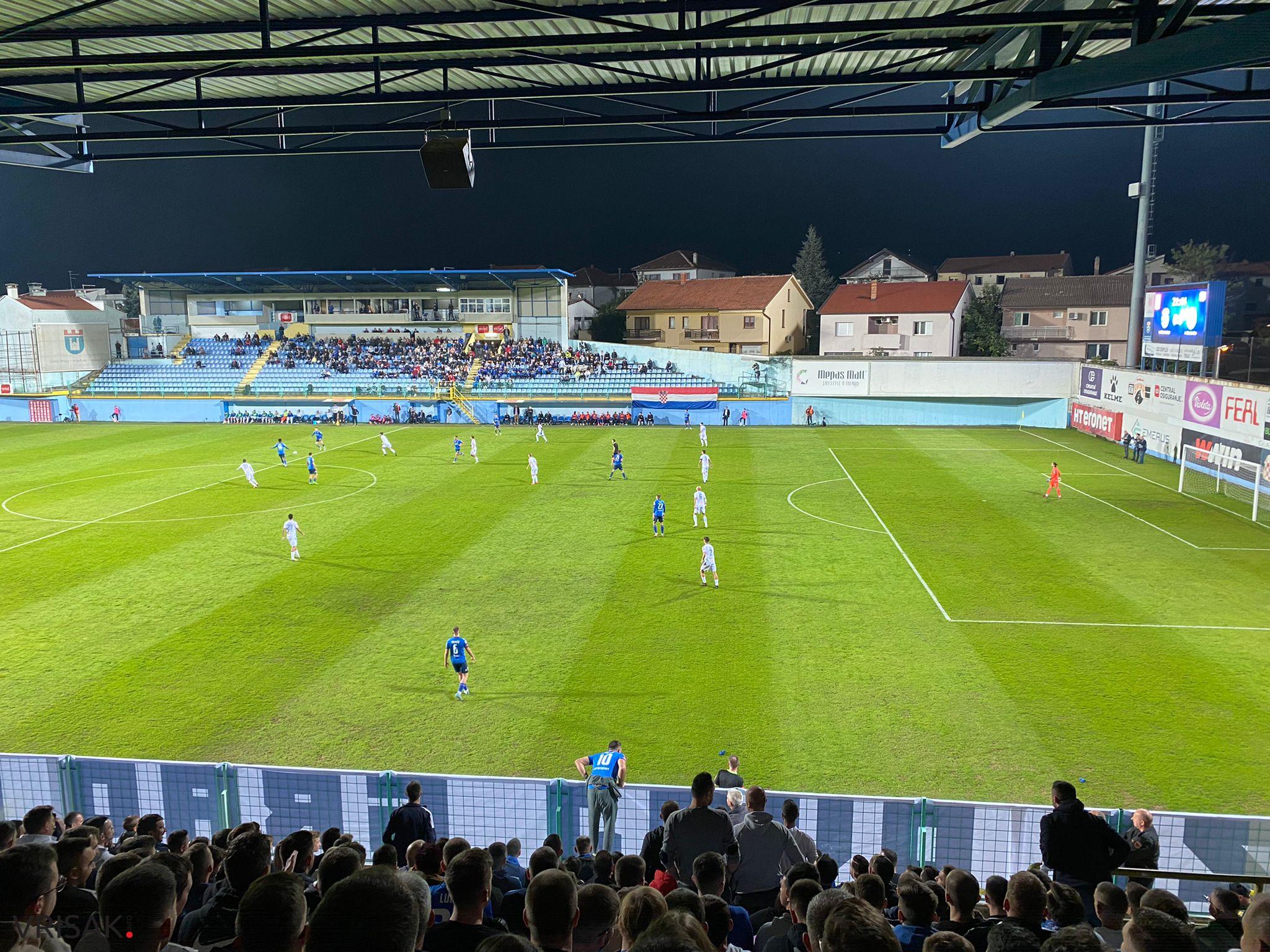 Neviđenom koreografijom otvoren derbi na Pecari