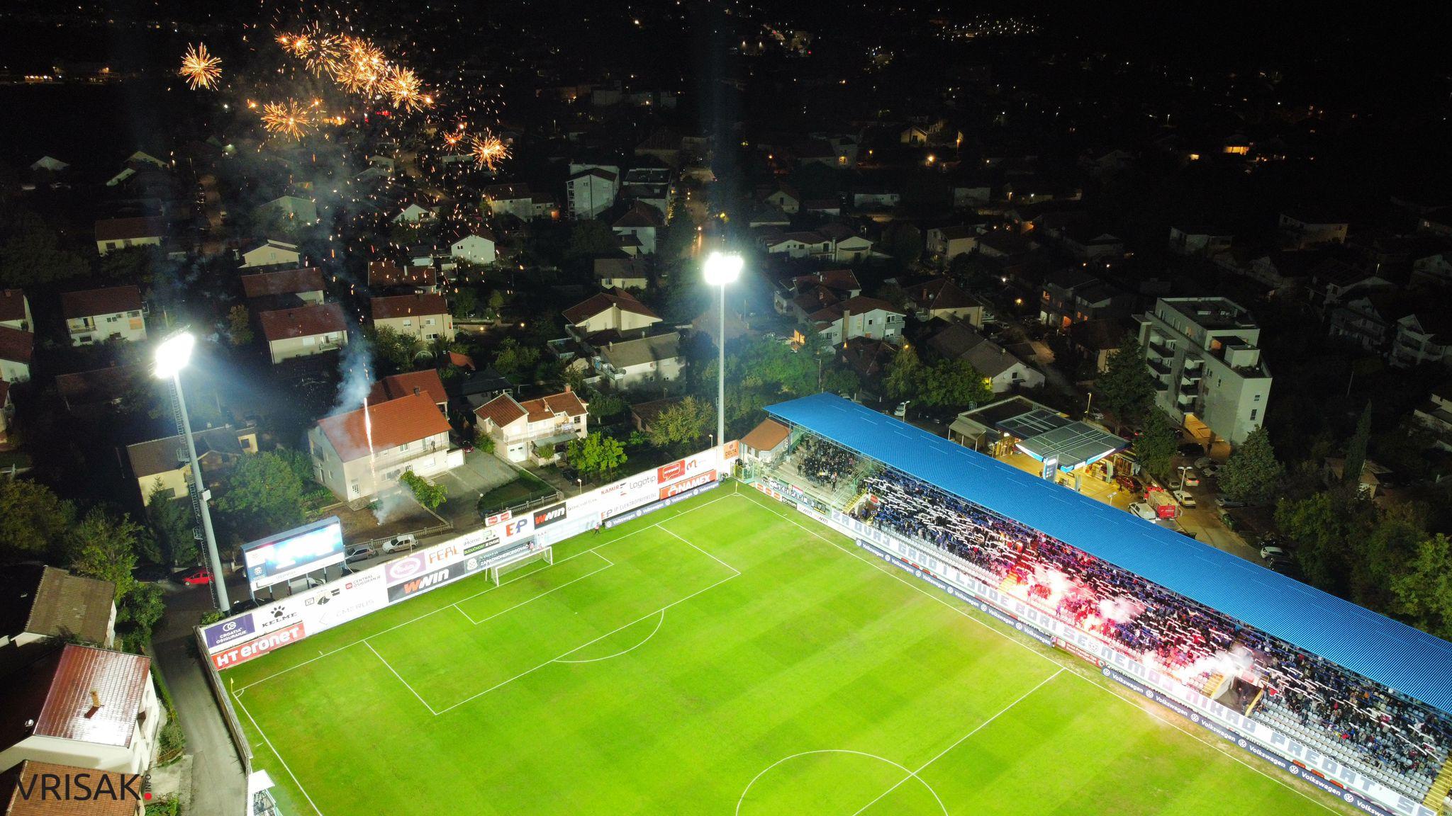 Neviđenom koreografijom otvoren derbi na Pecari
