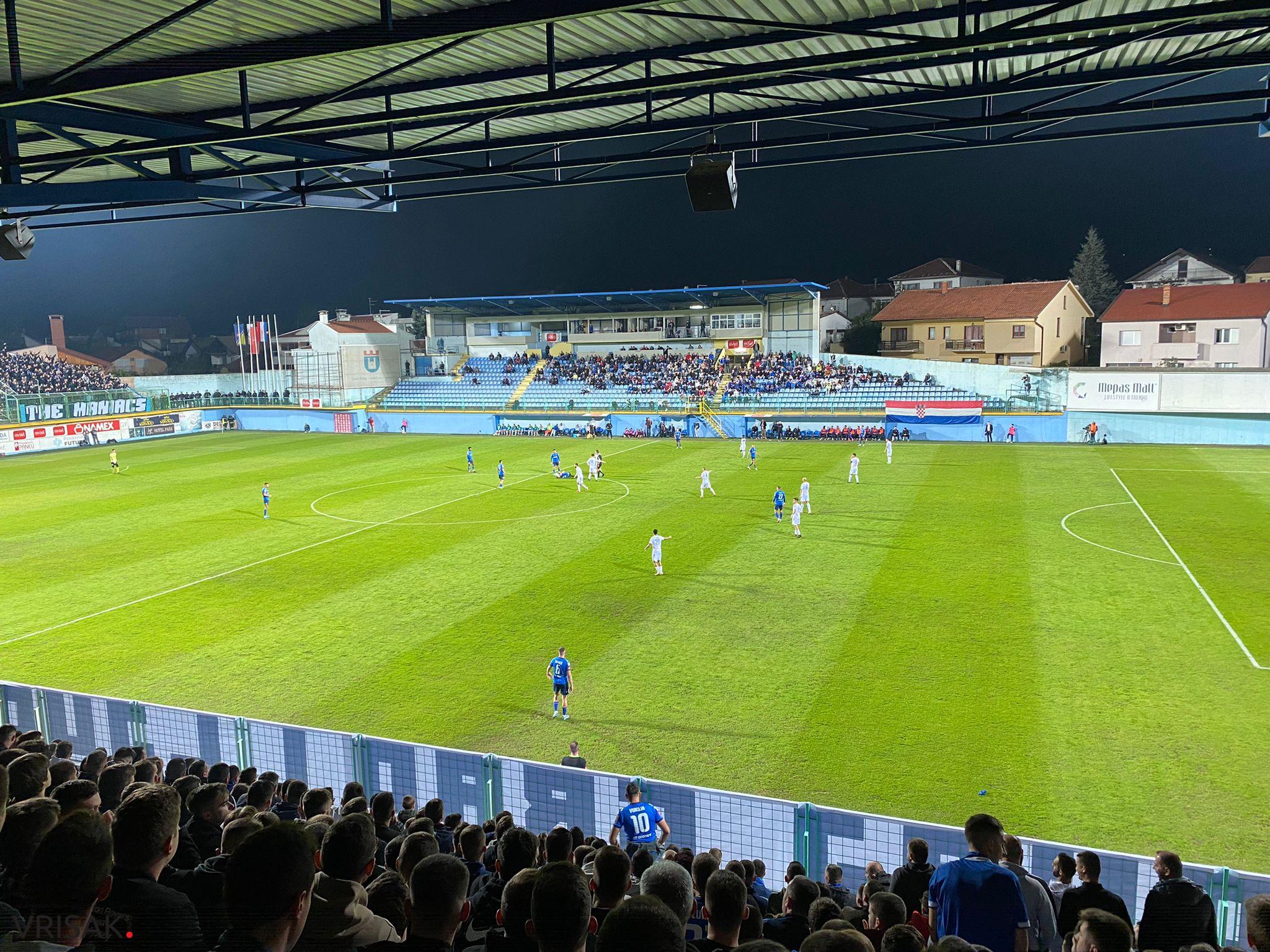 Neviđenom koreografijom otvoren derbi na Pecari