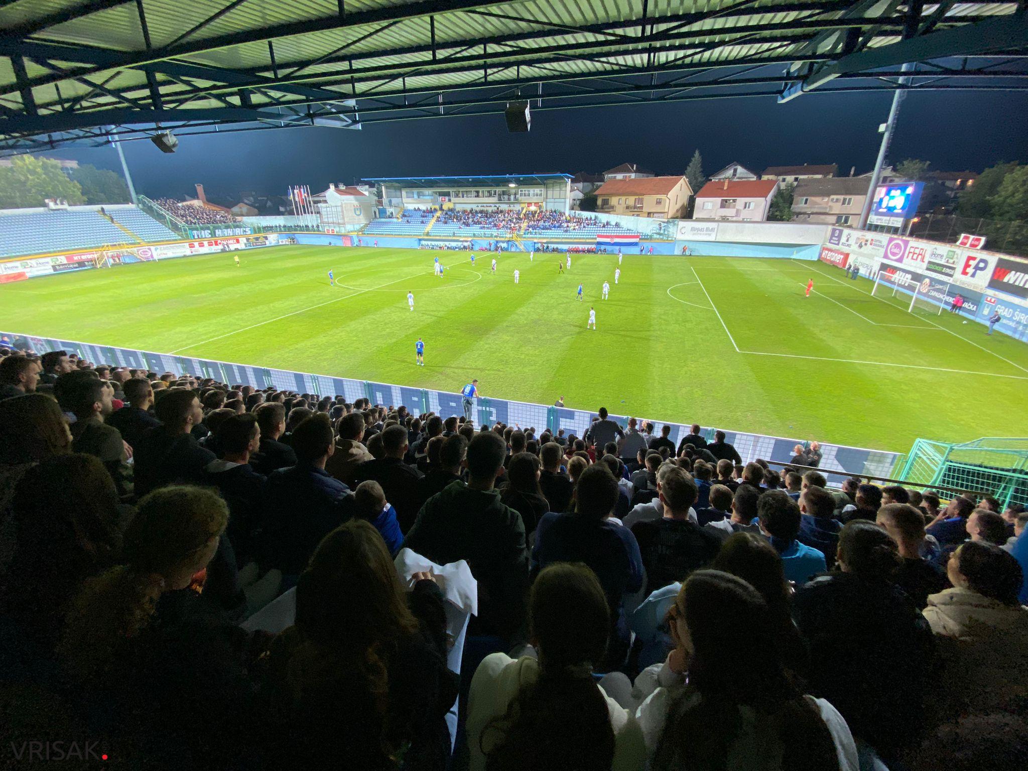 Neviđenom koreografijom otvoren derbi na Pecari