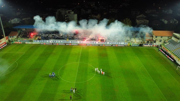 Neviđenom koreografijom otvoren derbi na Pecari