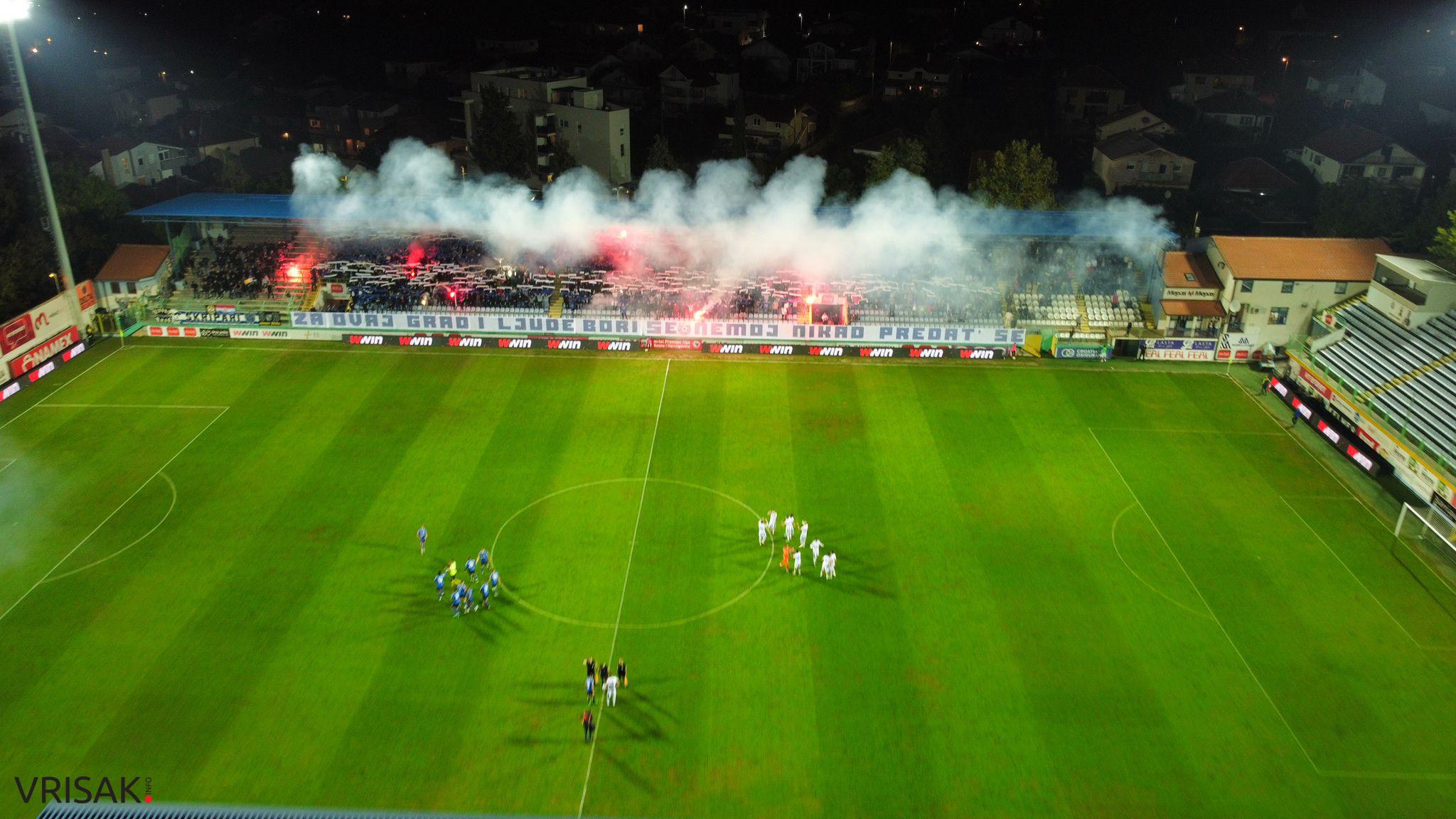 Neviđenom koreografijom otvoren derbi na Pecari