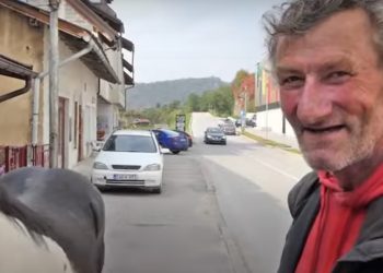 VIDEO: S konjem pješačio iz svog grada na dernek kao nekada