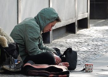 Apsurdistan: Osudili prosijaka, uzeli mu manje od 10 KM, pa traže da plati 109 KM kazne i troškova