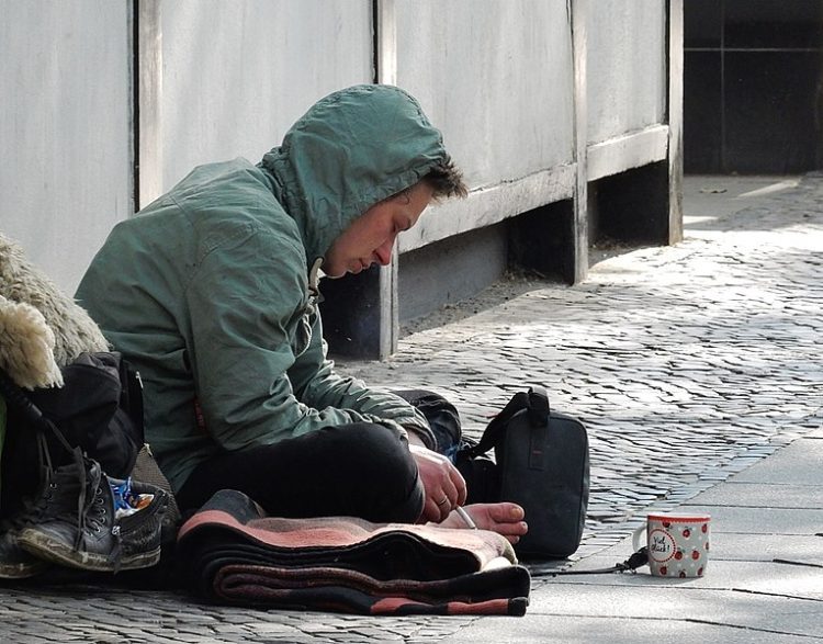 Apsurdistan: Osudili prosijaka, uzeli mu manje od 10 KM, pa traže da plati 109 KM kazne i troškova