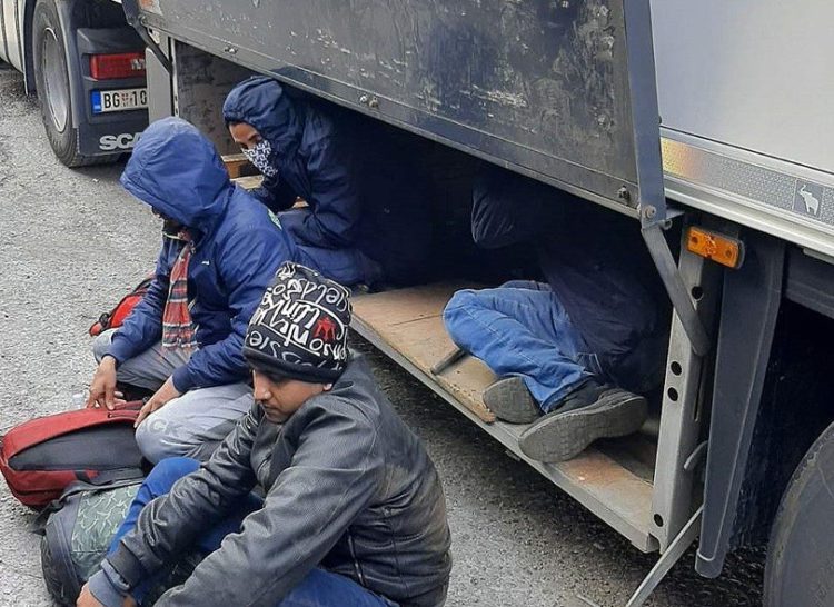 Drogiran i bez vozačke dozvole u neispravnom kamionu prevozio migrante