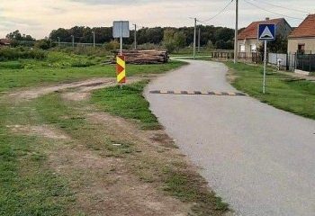 Fotografija ležećeg policajca iz Hrvatske hit na društvenim mrežama, lakše ga zaobići nego prijeći