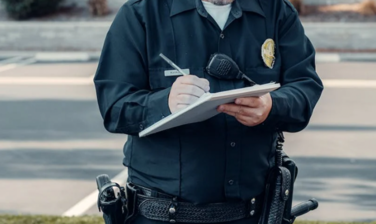 Predstavio se kao policajac i rekao starici (82) da u kući drži krivotvoreni novac, povjerovala mu je i dala 50 tisuća kuna