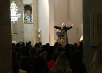 Susret za mlade na Brigu: Fra Josip Vlašić održao predavanje u prepunoj crkvi