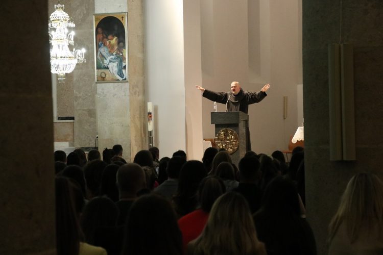Susret za mlade na Brigu: Fra Josip Vlašić održao predavanje u prepunoj crkvi