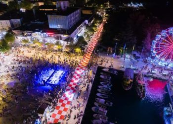 Najveća navijačka zastava stigla je u Dohu, morali je pregledati na carini