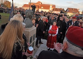 Vukovar: Otkriven spomenik Kati Šoljić i sinovima