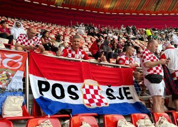 Posušani su u Katru, a s njima i posuška zastava