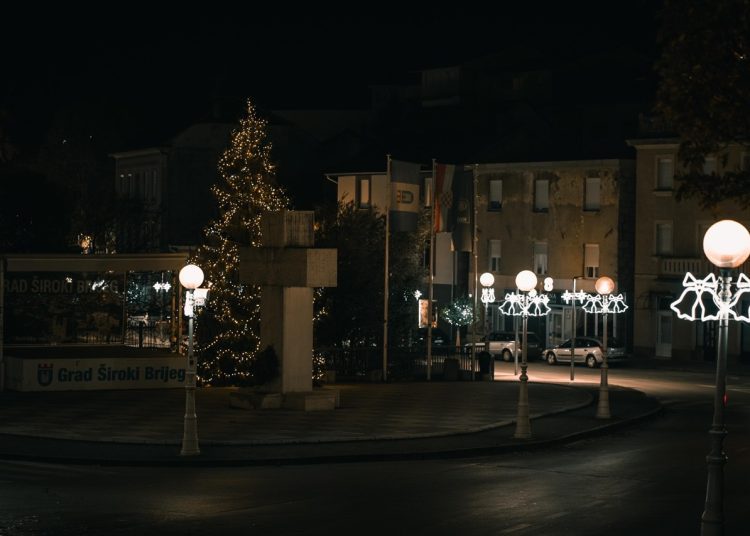 U središtu Širokog Brijega zasvijetlio raskošan božićni bor