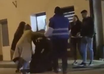 U Grudama više osoba pretuklo policajca