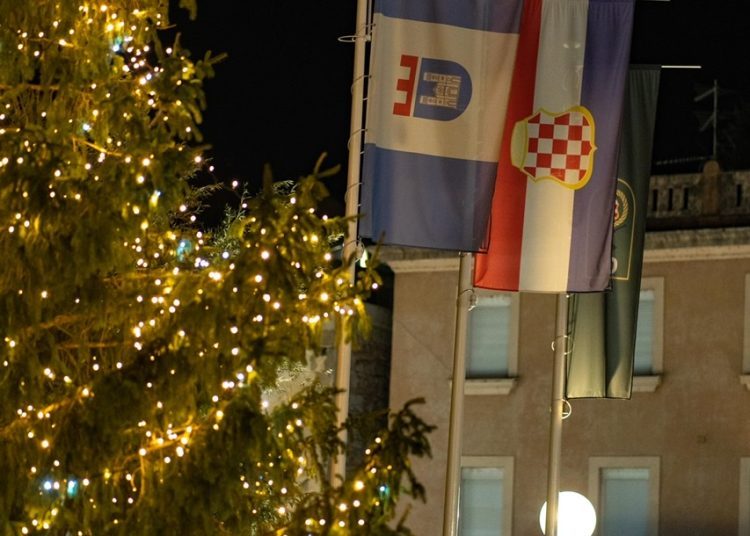 U središtu Širokog Brijega zasvijetlio raskošan božićni bor