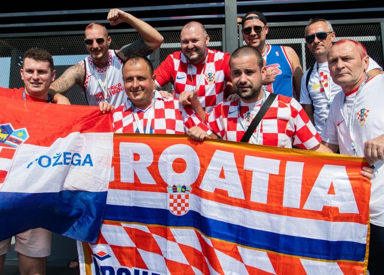 Ludilo pred utakmicu: Najveća hrvatska zastava ostavila prolaznike u čudu