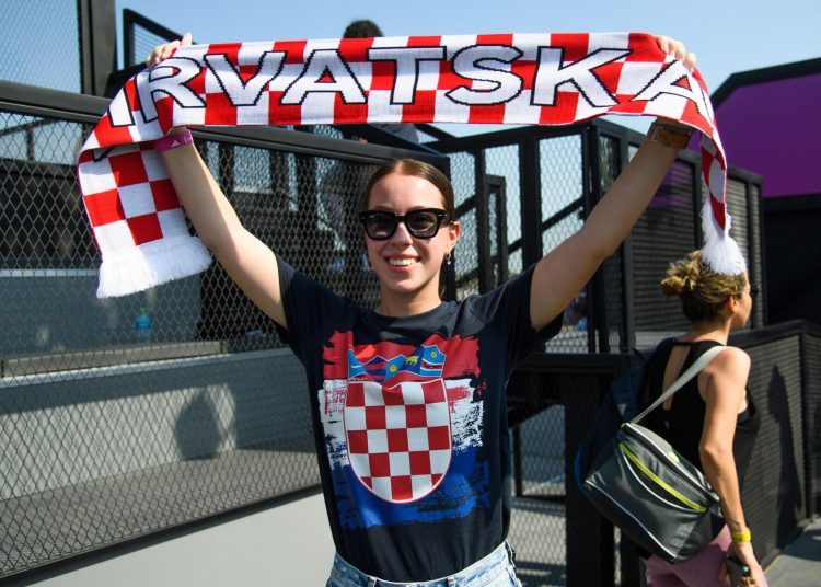 Ludilo pred utakmicu: Najveća hrvatska zastava ostavila prolaznike u čudu