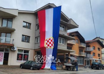 U Busovači postavljena najveća zastava hrvatskog naroda u BiH