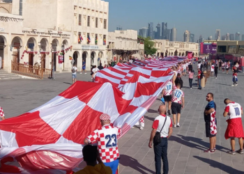 Ludilo pred utakmicu: Najveća hrvatska zastava ostavila prolaznike u čudu