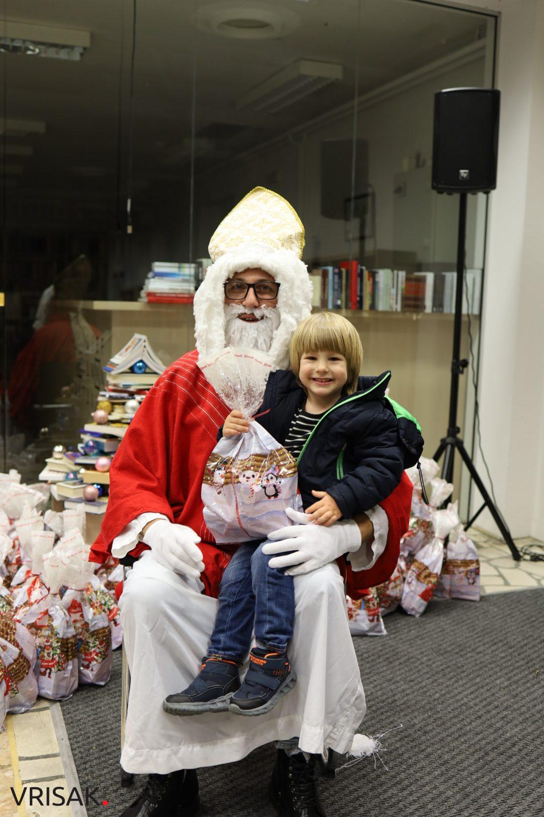 Sveti Nikola darivao najmlađe Širokobriježane (FOTO)