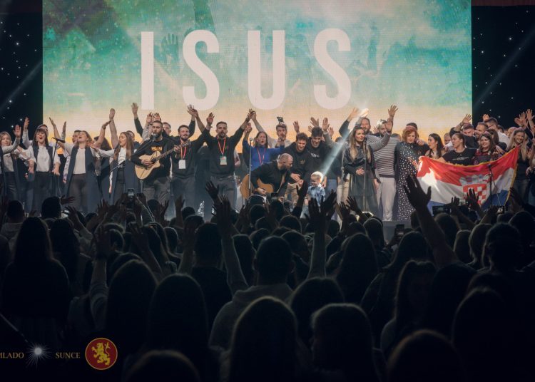 Pogledajte kako je bilo na koncertu ‘Vatra’ u prepunoj dvorani Pecara