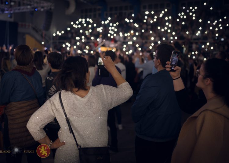 Pogledajte kako je bilo na koncertu ‘Vatra’ u prepunoj dvorani Pecara