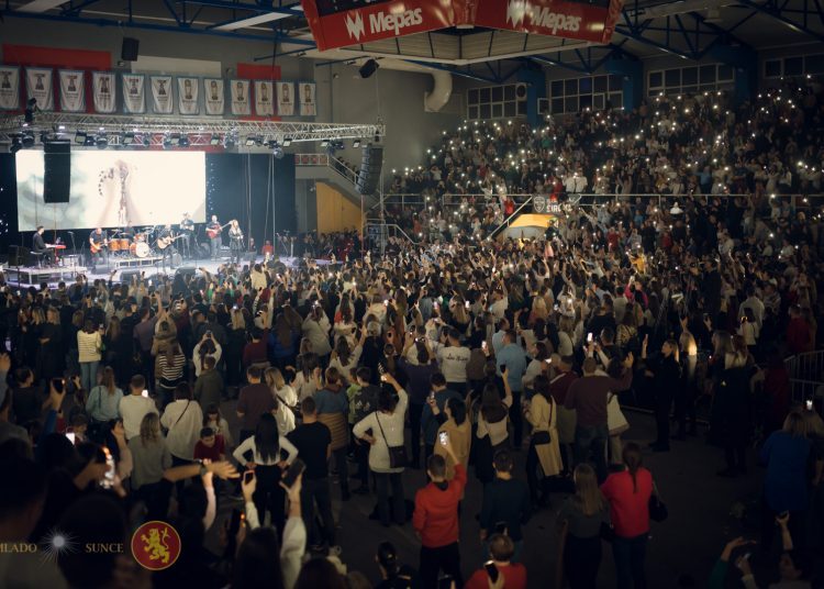 Pogledajte kako je bilo na koncertu ‘Vatra’ u prepunoj dvorani Pecara