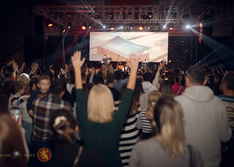 Pogledajte kako je bilo na koncertu ‘Vatra’ u prepunoj dvorani Pecara