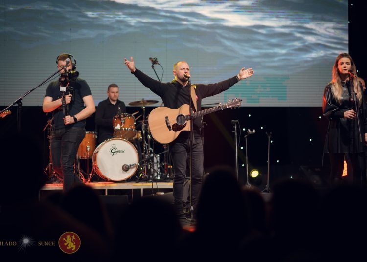 Pogledajte kako je bilo na koncertu ‘Vatra’ u prepunoj dvorani Pecara