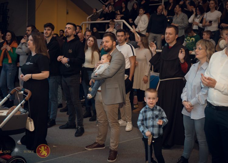 Pogledajte kako je bilo na koncertu ‘Vatra’ u prepunoj dvorani Pecara