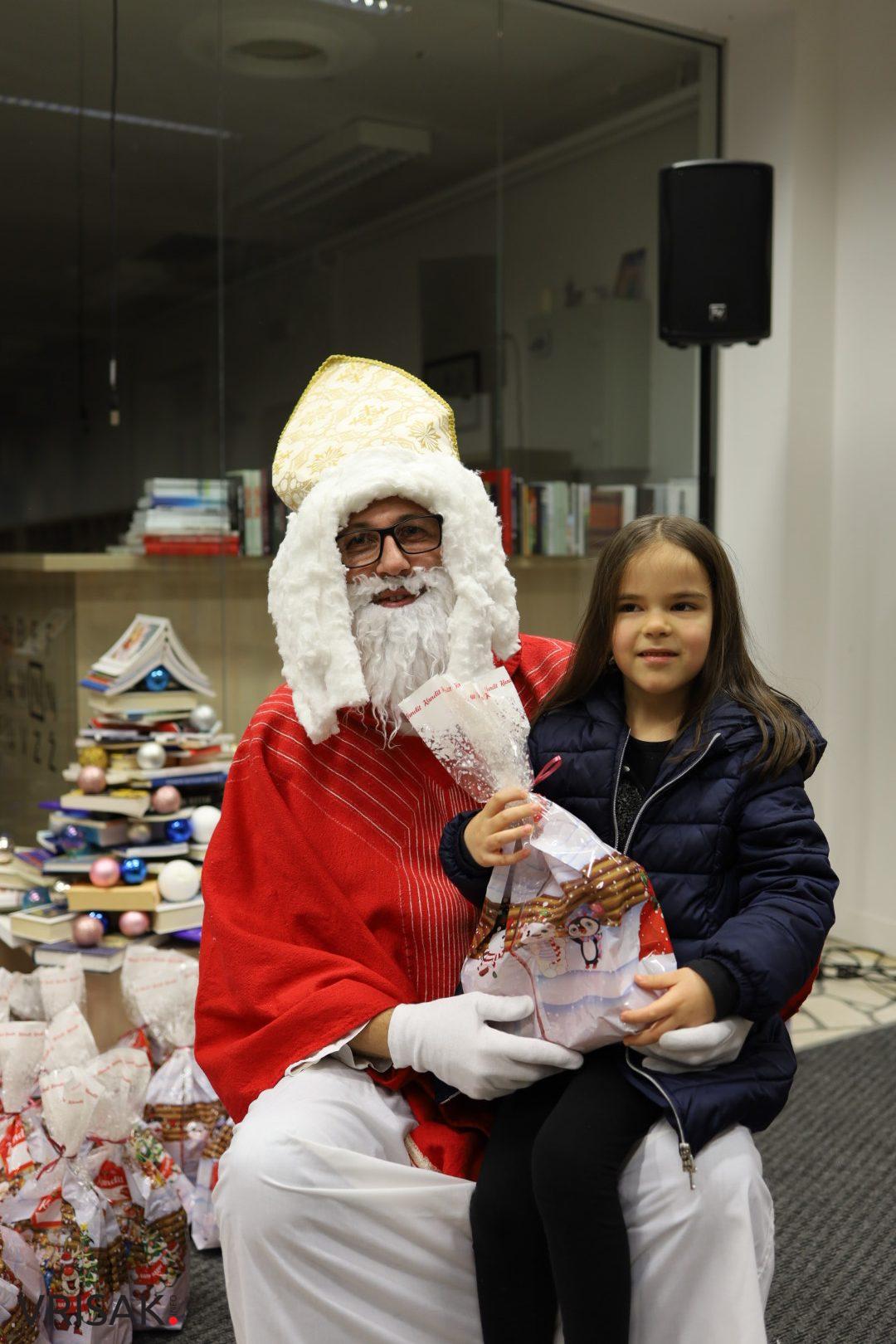 Sveti Nikola darivao najmlađe Širokobriježane (FOTO)