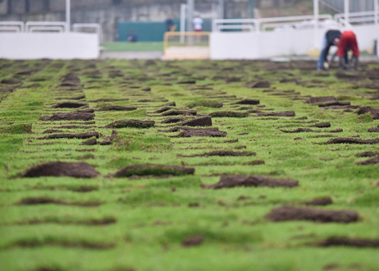 Počelo uklanjanje travnjaka sa stadiona Pod Bijelim Brijegom