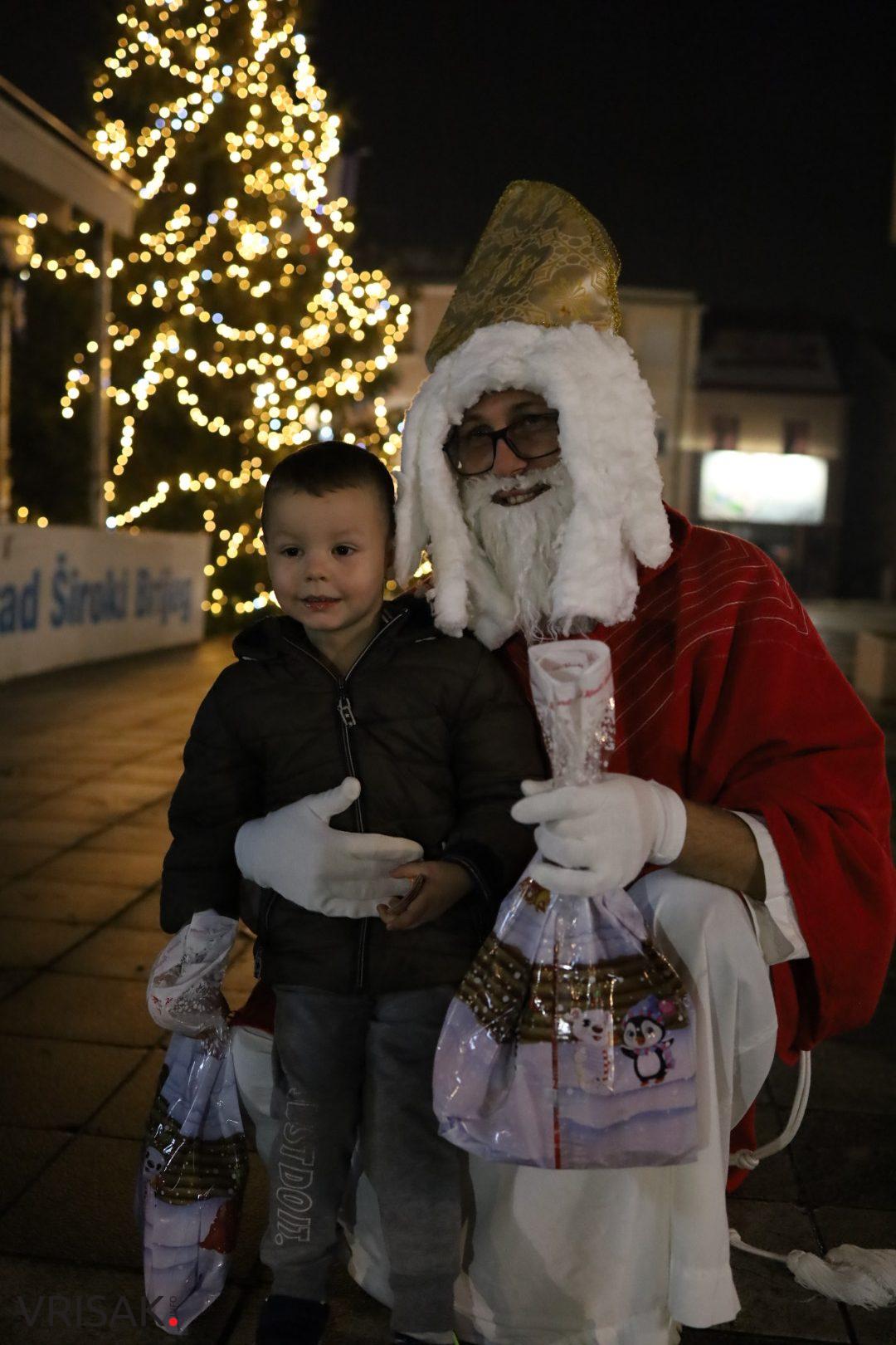 Sveti Nikola darivao najmlađe Širokobriježane (FOTO)