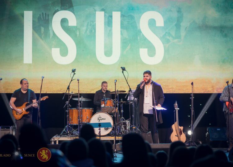 Pogledajte kako je bilo na koncertu ‘Vatra’ u prepunoj dvorani Pecara