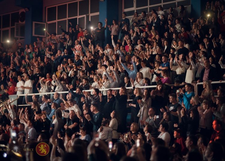 Pogledajte kako je bilo na koncertu ‘Vatra’ u prepunoj dvorani Pecara