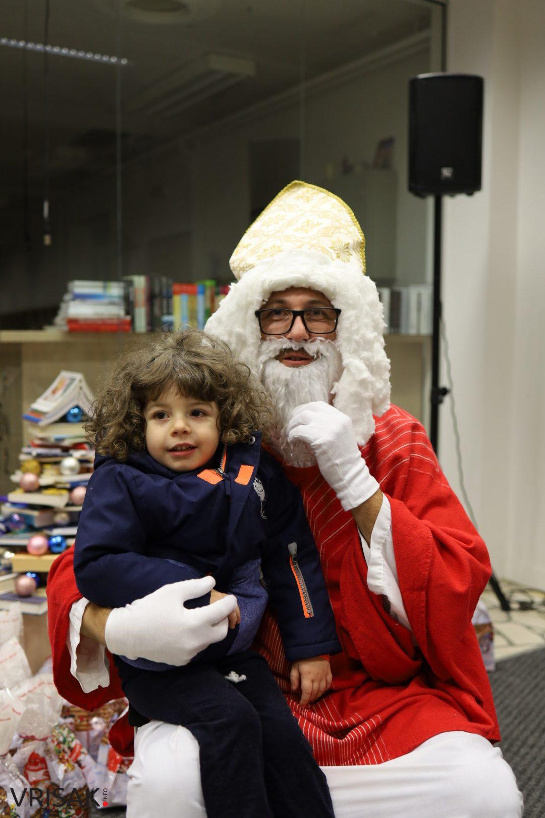 Sveti Nikola darivao najmlađe Širokobriježane (FOTO)