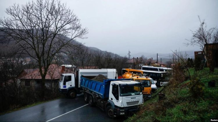 Barikade na sjeveru Kosova nisu uklonjene, diplomatski pritisci na Beograd i Prištinu