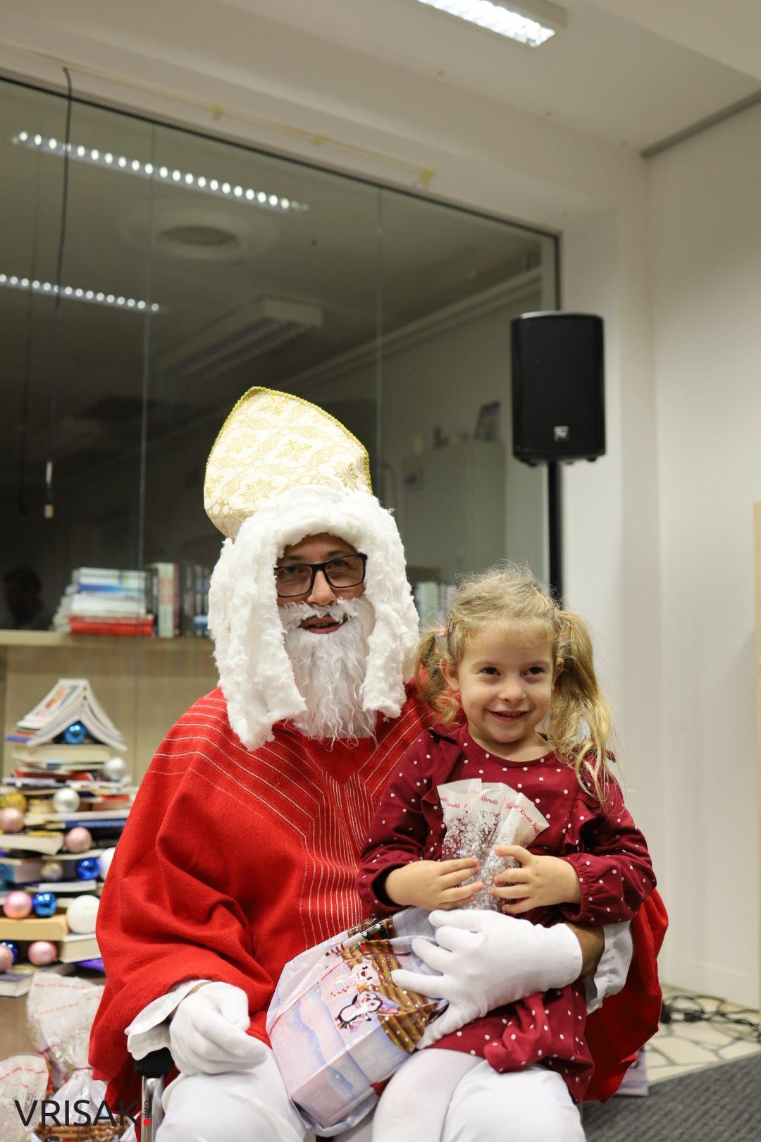 Sveti Nikola darivao najmlađe Širokobriježane (FOTO)