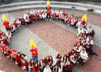 Čitluk: Živi adventski vijenac ukrašen crveno-bijelim kockicama