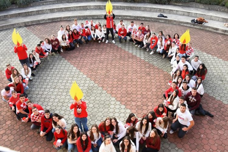 Čitluk: Živi adventski vijenac ukrašen crveno-bijelim kockicama