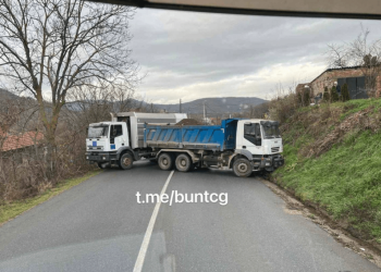 Srbi na Kosovu blokiraju ceste, sukobili se s policijom