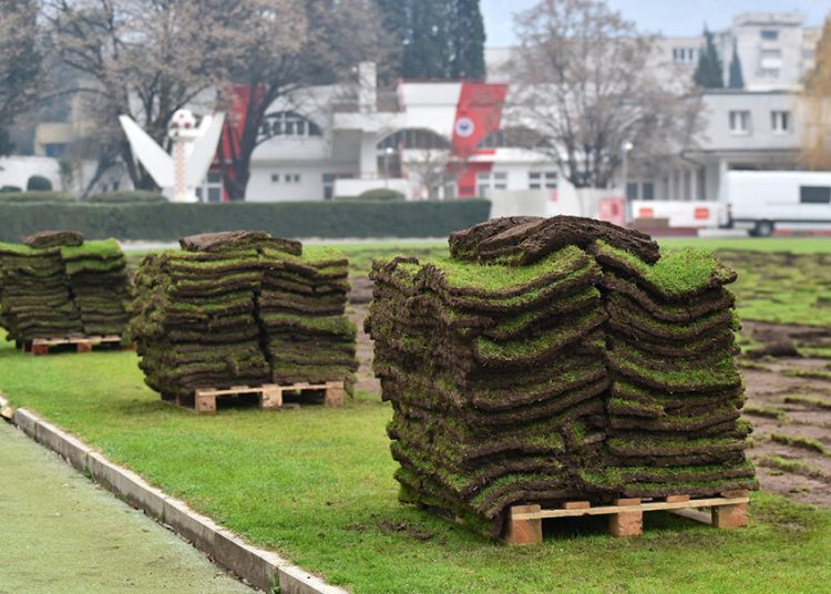 Počelo uklanjanje travnjaka sa stadiona Pod Bijelim Brijegom