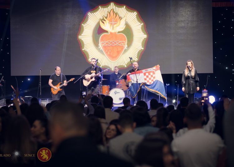 Pogledajte kako je bilo na koncertu ‘Vatra’ u prepunoj dvorani Pecara