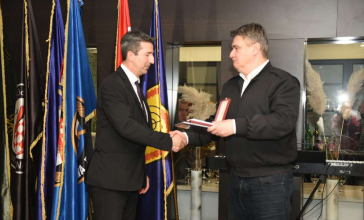 Milanović odlikovao ‘Gavran 2‘: “Ponosni smo na ono što ste dali Hrvatskoj. Srpska strana ne bi sjela za pregovarački stol da je Hrvati nisu natjerali…”